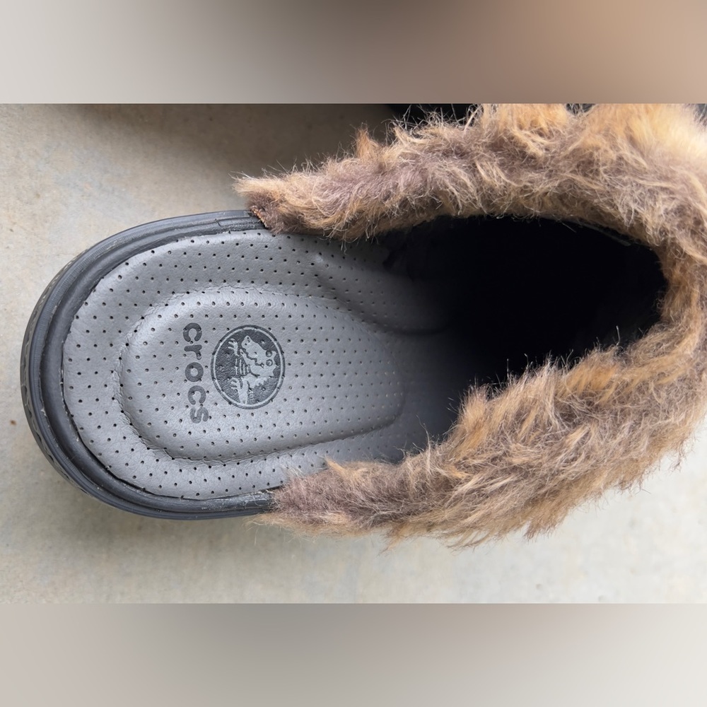 CROCS 16288 Cobbler Fuzz Faux Fur Lined Clogs Mules Dark Brown Womens Sz… - Picture 10 of 11